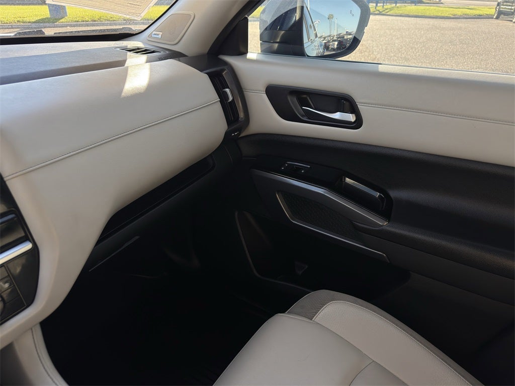 2022 Nissan Pathfinder SL