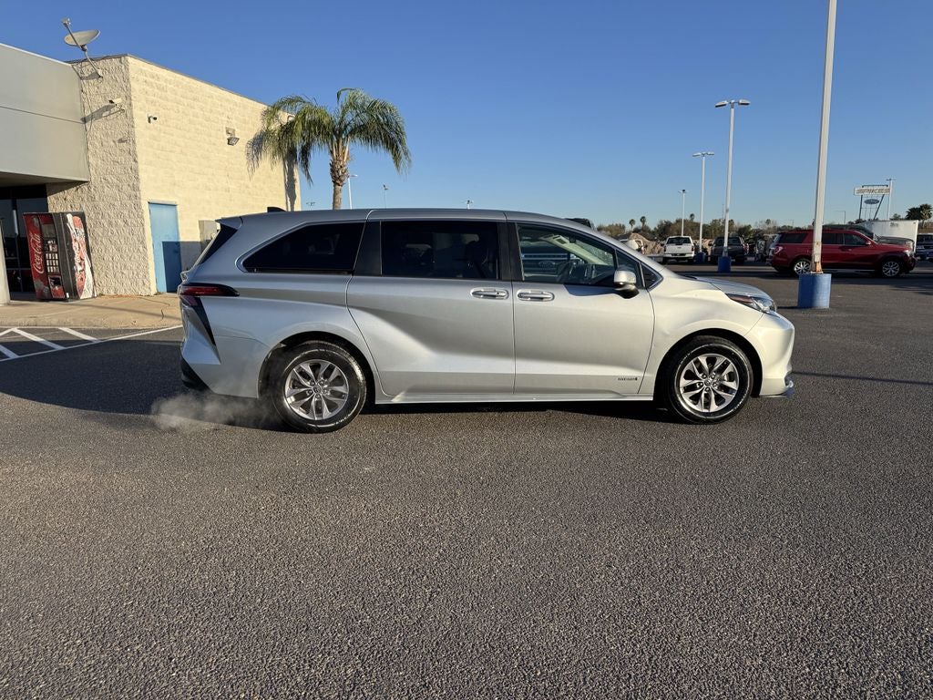 2021 Toyota Sienna LE 8 Passenger