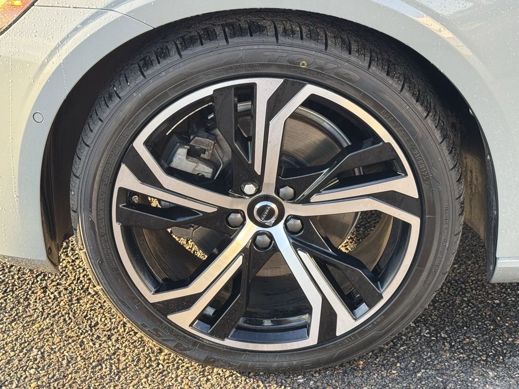 2024 Volvo S60 B5 Plus Dark Theme